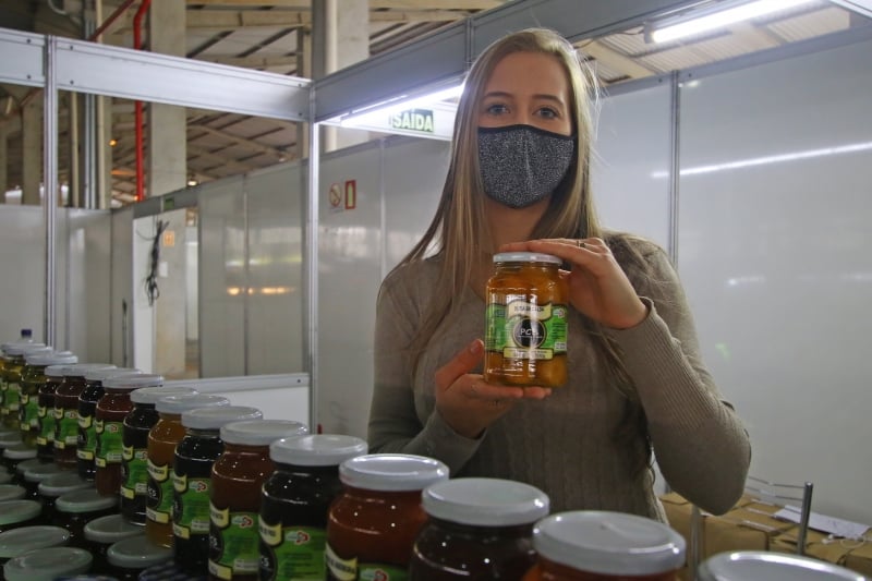 {'nm_midia_inter_thumb1':'https://www.jornaldocomercio.com/_midias/jpg/2020/10/01/206x137/1_lp_011020___agricultura_familiar__5_-9153817.jpg', 'id_midia_tipo':'2', 'id_tetag_galer':'', 'id_midia':'5f75f41921499', 'cd_midia':9153817, 'ds_midia_link': 'https://www.jornaldocomercio.com/_midias/jpg/2020/10/01/lp_011020___agricultura_familiar__5_-9153817.jpg', 'ds_midia': 'Expointer Digital 2020  Movimento na Agricultura Familiar  Na foto: Let&iacute;cia Sobucki', 'ds_midia_credi': 'LUIZA PRADO/JC', 'ds_midia_titlo': 'Expointer Digital 2020  Movimento na Agricultura Familiar  Na foto: Let&iacute;cia Sobucki', 'cd_tetag': '1', 'cd_midia_w': '800', 'cd_midia_h': '533', 'align': 'Left'}