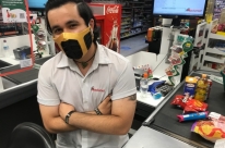 Caixa de supermercado cria máscaras inspiradas em games e filmes