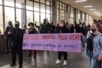 Diretores de colégios estaduais de Porto Alegre protestam contra o retorno presencial