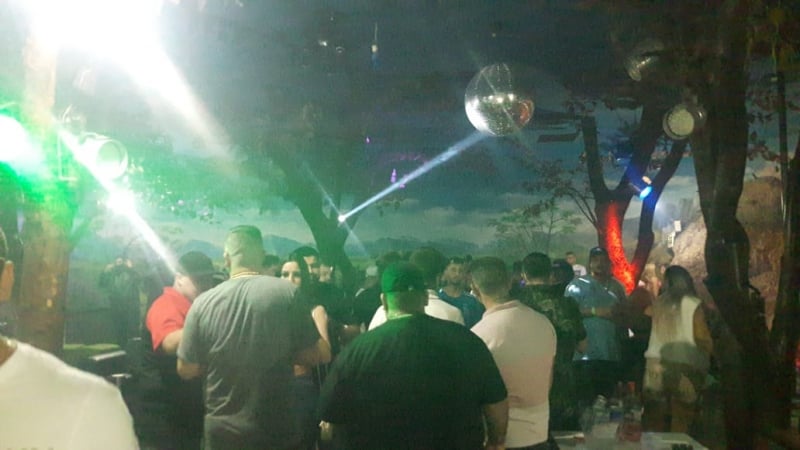 Local reunia entre 150 e 200 pessoas na madrugada desta sexta-feira