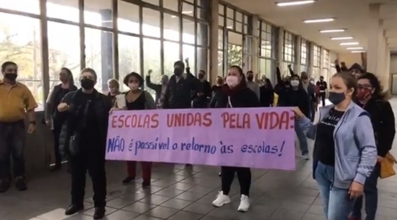 Grupo de Diretores Unidos fez manifestação contra a volta às aulas, na Capital