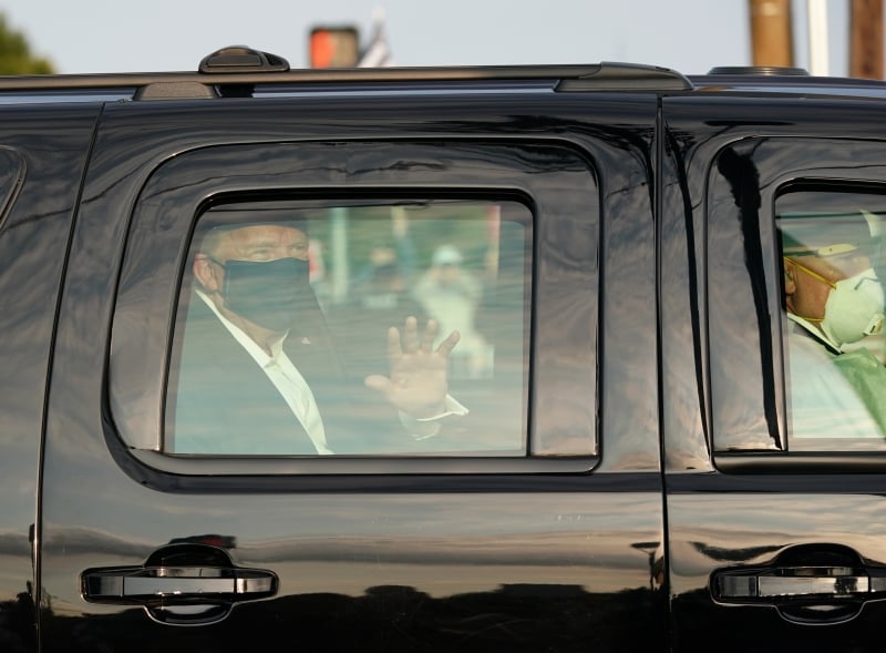 Presidente norte-americano saiu em uma SUV preta; Trump pode receber alta nesta segunda-feira