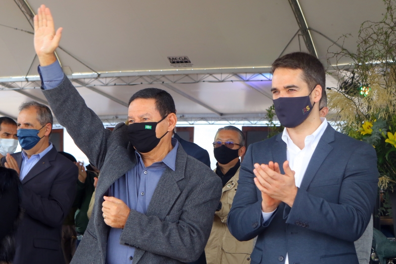 Mourão entregou prêmios da prova de cavalos, ao lado de Leite, e citou a diplomacia para rebater críticas