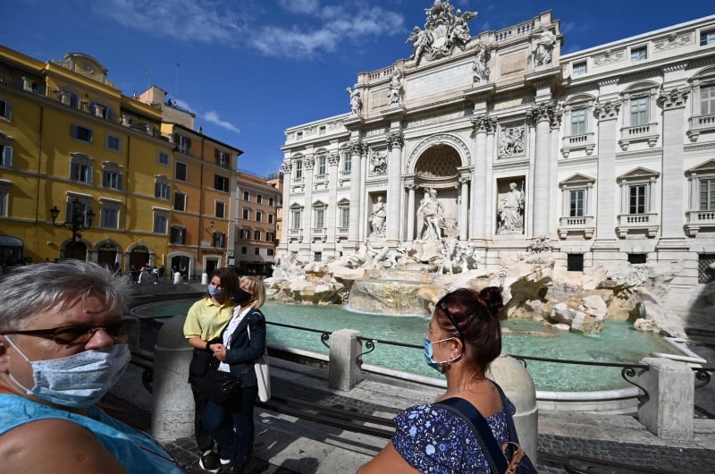 Uso de máscaras, obrigatório ao ar livre e em prédios públicos, agora é recomendado em reuniões familiares