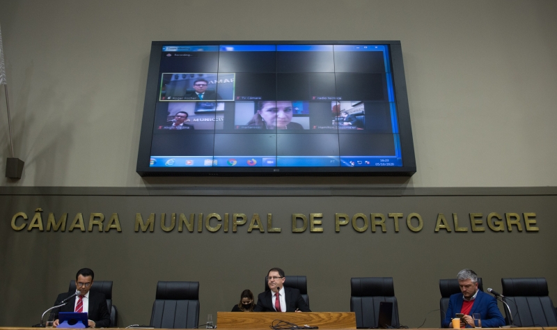 Testemunha Marta Rossi (telão) chegou a começar sua manifestação