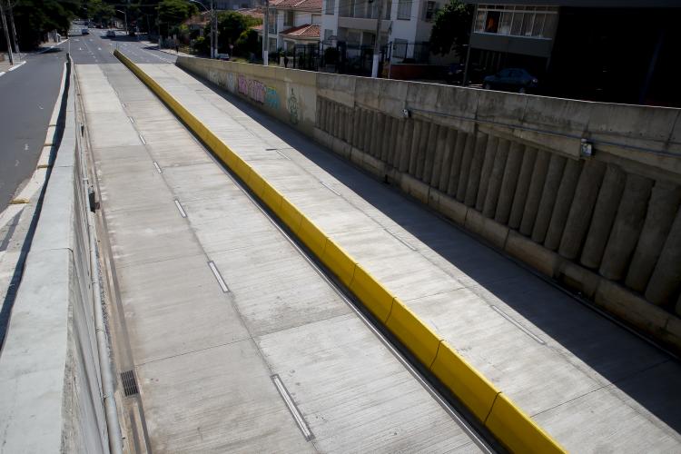 Obra teve início em 2013, sofre paralisação e chegou a ter ajuda de moradores para avançar