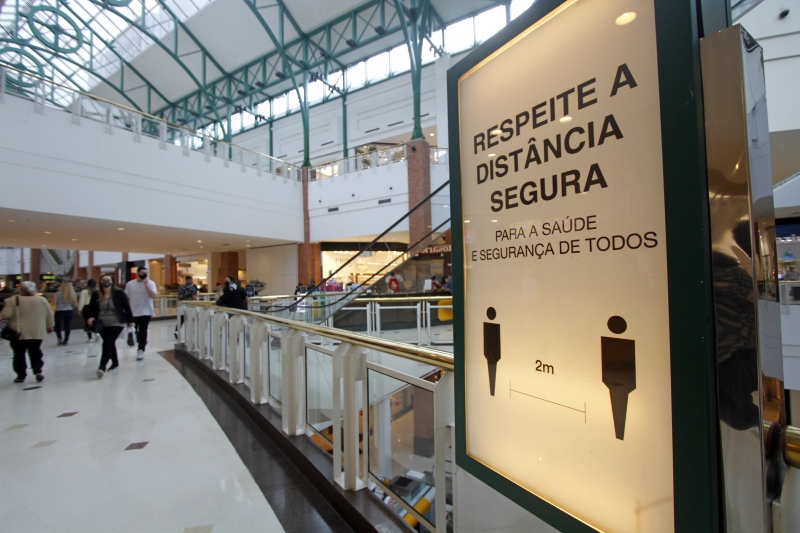 Lojas e alimentação em shoppings não funcionam desde começo de julho aos domingos 