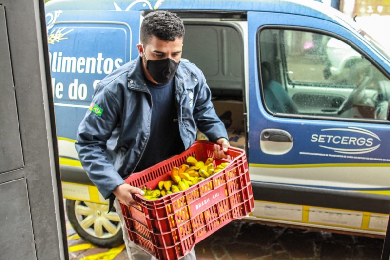 Doação de alimentos por supermercados e restaurantes é entregue a entidade em Porto Alegre