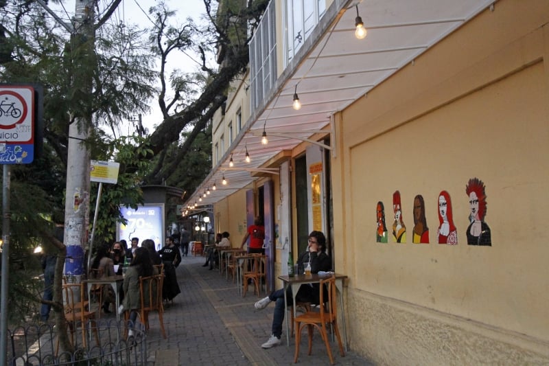 Bar Ocidente, que funcionava como restaurante e casa noturna, reabriu em formato de pub