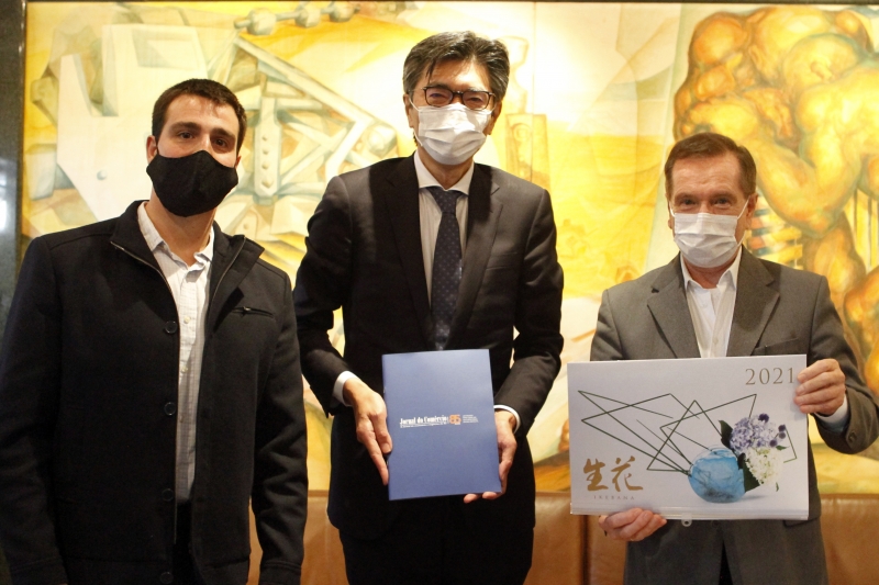 Takashi Yokoyama visitou o Jornal do Comércio, onde foi recebido por Mércio Tumelero e Giovanni Tumelero