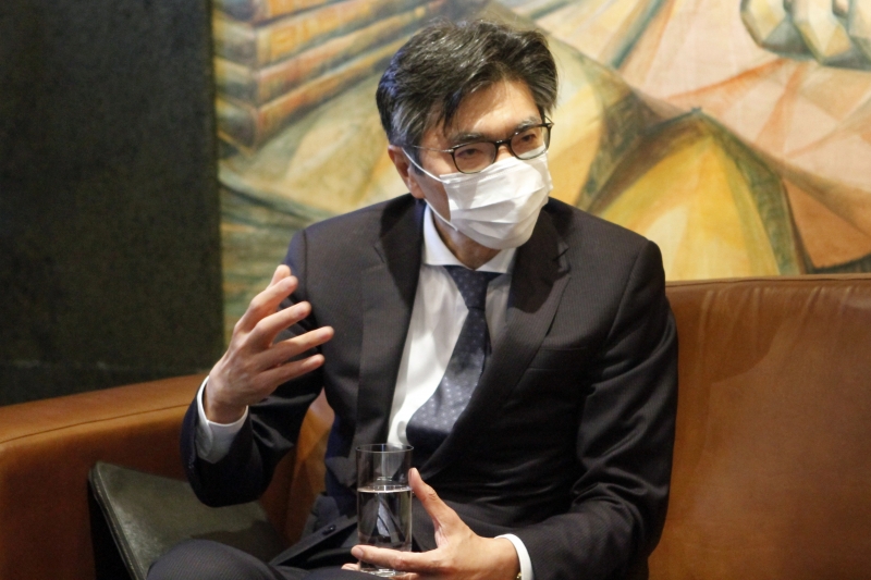 {'nm_midia_inter_thumb1':'https://www.jornaldocomercio.com/_midias/jpg/2020/10/08/206x137/1_jr_081020___visita_consul_japao__17_-9160569.jpg', 'id_midia_tipo':'2', 'id_tetag_galer':'', 'id_midia':'5f7f5b258ebb4', 'cd_midia':9160569, 'ds_midia_link': 'https://www.jornaldocomercio.com/_midias/jpg/2020/10/08/jr_081020___visita_consul_japao__17_-9160569.jpg', 'ds_midia': 'Fotos da visita novo chefe do Escrit&oacute;rio Consular do Jap&atilde;o, sr. Takashi Yokoyama, C&ocirc;nsul do Jap&atilde;o em Porto Alegre.', 'ds_midia_credi': 'JOYCE ROCHA/JC', 'ds_midia_titlo': 'Fotos da visita novo chefe do Escrit&oacute;rio Consular do Jap&atilde;o, sr. Takashi Yokoyama, C&ocirc;nsul do Jap&atilde;o em Porto Alegre.', 'cd_tetag': '1', 'cd_midia_w': '800', 'cd_midia_h': '533', 'align': 'Left'}