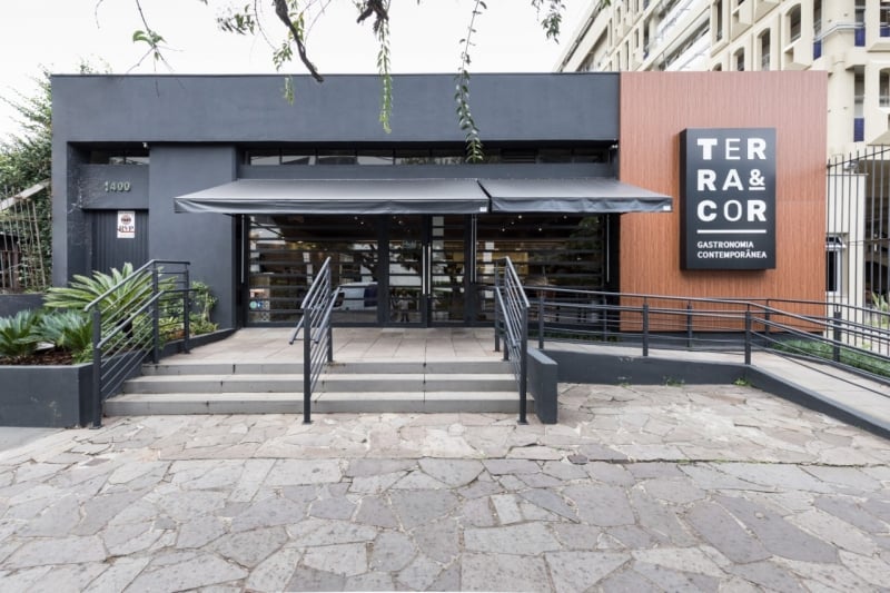 Estabelecimento, que servia café da manhã e bufê, agora atende à mesa e aposta em delivery e sushi 
