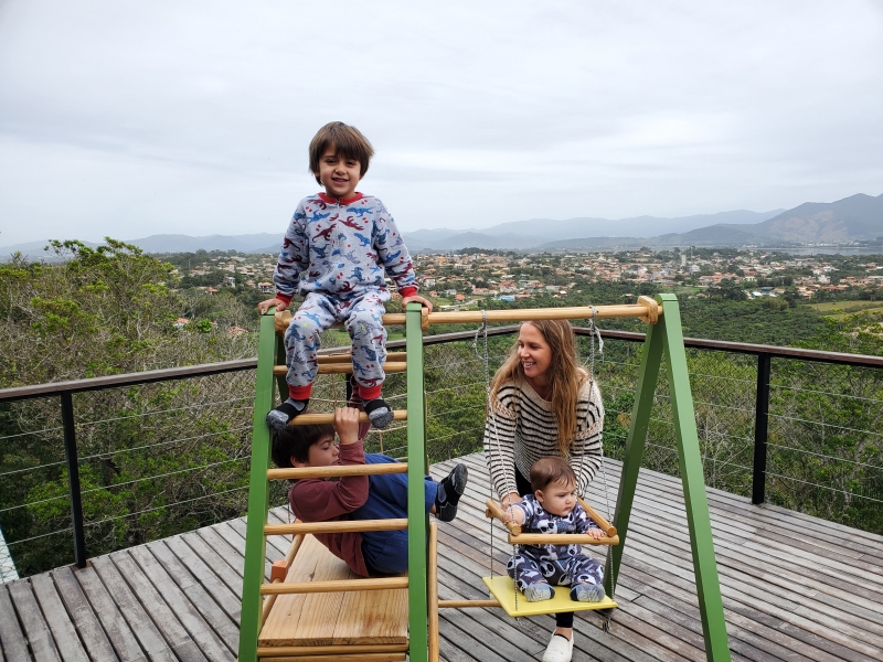 Com os filhos Lucas, 7 anos, Diego, 4, e Guilherme, 7 meses, Daniela Kolb mostra que seus equipamentos são divertidos para todo tipo de público Foto: ARQUIVO PESSOAL/DIVULGAÇÃO/JC