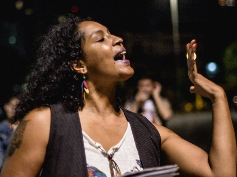 Escritora e professora Ana Dos Santos no Slam Chamego edição erótica, apresentando X-rated