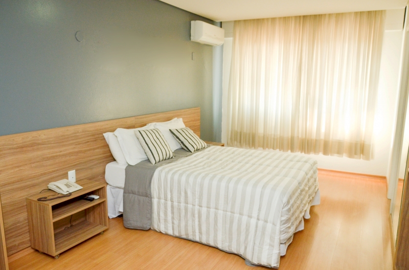 {'nm_midia_inter_thumb1':'https://www.jornaldocomercio.com/_midias/jpg/2020/10/09/206x137/1_apartamento_superior_casal__2_-9161822.jpg', 'id_midia_tipo':'2', 'id_tetag_galer':'', 'id_midia':'5f80b9e26f69e', 'cd_midia':9161822, 'ds_midia_link': 'https://www.jornaldocomercio.com/_midias/jpg/2020/10/09/apartamento_superior_casal__2_-9161822.jpg', 'ds_midia': 'Hotel Embaixador - novos quartos - Hotel reabre com hospedagem fixa e conceito de shopping em Porto Alegre  ', 'ds_midia_credi': 'HOTEL EMBAIXADOR/DIVULGA&Ccedil;&Atilde;O/JC', 'ds_midia_titlo': 'Hotel Embaixador - novos quartos - Hotel reabre com hospedagem fixa e conceito de shopping em Porto Alegre  ', 'cd_tetag': '1', 'cd_midia_w': '800', 'cd_midia_h': '529', 'align': 'Left'}