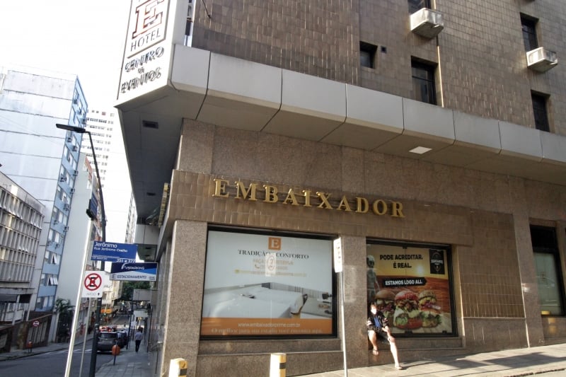 {'nm_midia_inter_thumb1':'https://www.jornaldocomercio.com/_midias/jpg/2020/10/09/206x137/1_jr_091020___hotel_embaixador__2_-9162178.jpg', 'id_midia_tipo':'2', 'id_tetag_galer':'', 'id_midia':'5f80d4fc665fd', 'cd_midia':9162178, 'ds_midia_link': 'https://www.jornaldocomercio.com/_midias/jpg/2020/10/09/jr_091020___hotel_embaixador__2_-9162178.jpg', 'ds_midia': 'Fotos da fachada do Hotel Embaixador. ', 'ds_midia_credi': 'JOYCE ROCHA/JC', 'ds_midia_titlo': 'Fotos da fachada do Hotel Embaixador. ', 'cd_tetag': '1', 'cd_midia_w': '800', 'cd_midia_h': '533', 'align': 'Left'}