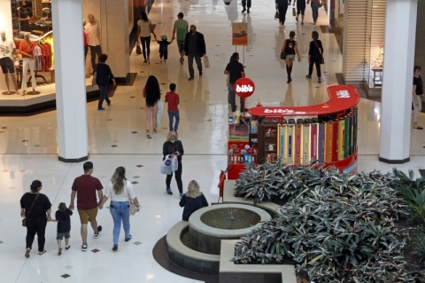 Shoppings de Porto Alegre têm grande fluxo de clientes em primeiro domingo de reabertura