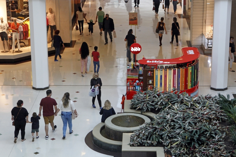 Nos centros comerciais, houve forte fluxo de consumidores 