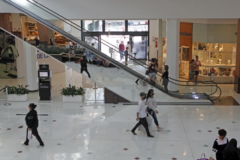 Shopping centers que funcionavam até as 22h poderão abrir mais cedo, a partir das 6h 