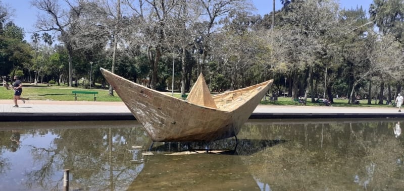 Obra 'O Barquinho', do arquiteto e artista plástico Roberto Freitas, ficará no local até o dia 18