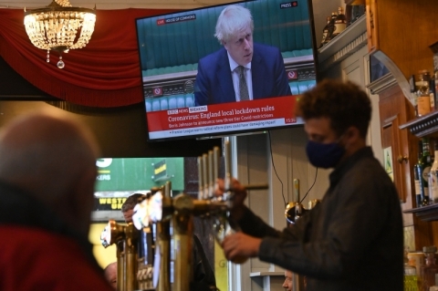 Inglaterra fecha pubs em Liverpool como parte de novo sistema de restrições