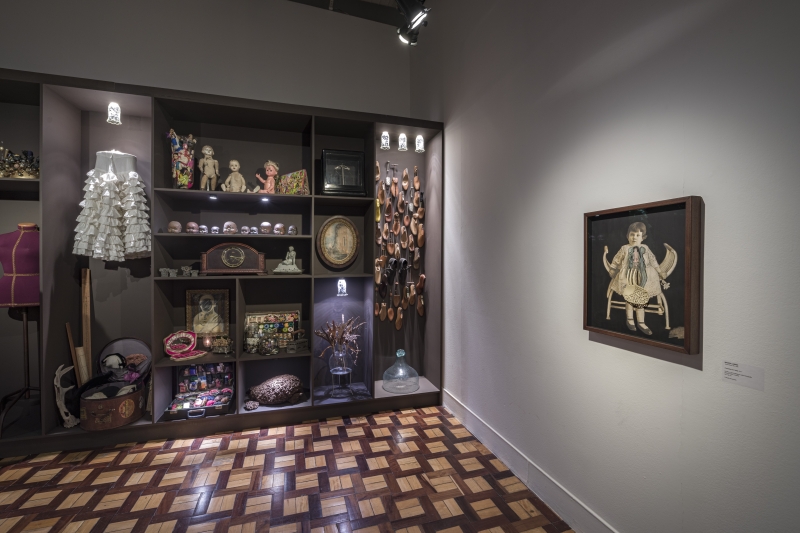 Exposição 'Mariza Carpes - Digo de onde venho', no Margs, traz artefatos familiares, tecidos, camafeus, bonecas, vídeos e desenhos