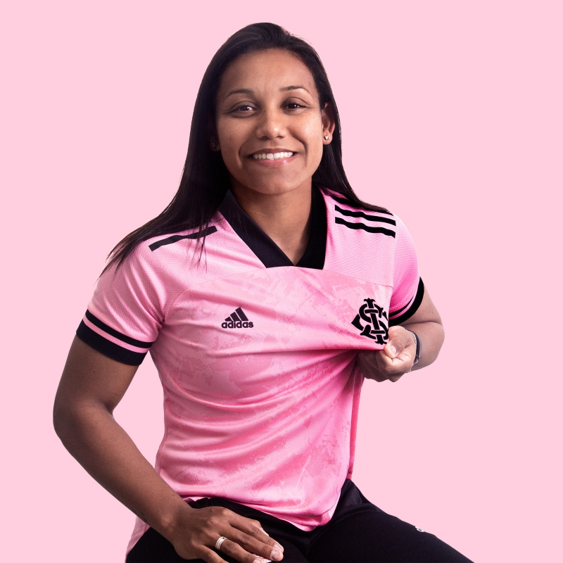 {'nm_midia_inter_thumb1':'https://www.jornaldocomercio.com/_midias/jpg/2020/10/13/206x137/1_camisa_inter3-9163682.jpg', 'id_midia_tipo':'2', 'id_tetag_galer':'', 'id_midia':'5f8605244aabe', 'cd_midia':9163682, 'ds_midia_link': 'https://www.jornaldocomercio.com/_midias/jpg/2020/10/13/camisa_inter3-9163682.jpg', 'ds_midia': 'Inspirada pelo movimento Outubro Rosa, o Inter e a fornecedora de material esportivo Adidas apresentaram as camisas que celebram a campanha.Na foto, Ju Ferreira.', 'ds_midia_credi': 'RICARDO DUARTE/INTER/JC', 'ds_midia_titlo': 'Inspirada pelo movimento Outubro Rosa, o Inter e a fornecedora de material esportivo Adidas apresentaram as camisas que celebram a campanha.Na foto, Ju Ferreira.', 'cd_tetag': '1', 'cd_midia_w': '800', 'cd_midia_h': '800', 'align': 'Left'}