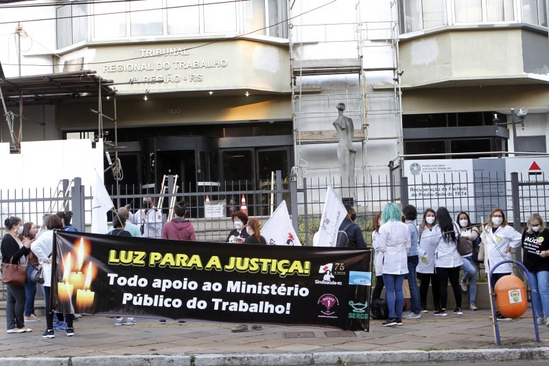 Funcionários se reuniram frente ao Tribunal Regional do Trabalho da 4ª Região