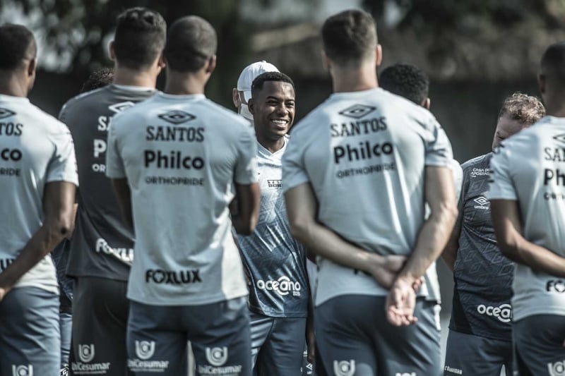 Robinho foi anunciado pelo Santos no domingo (11) e registrado na segunda-feira (12)