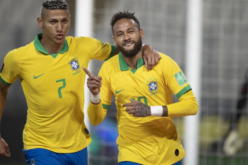Richarlison (e) e Neymar marcaram os gols da seleção