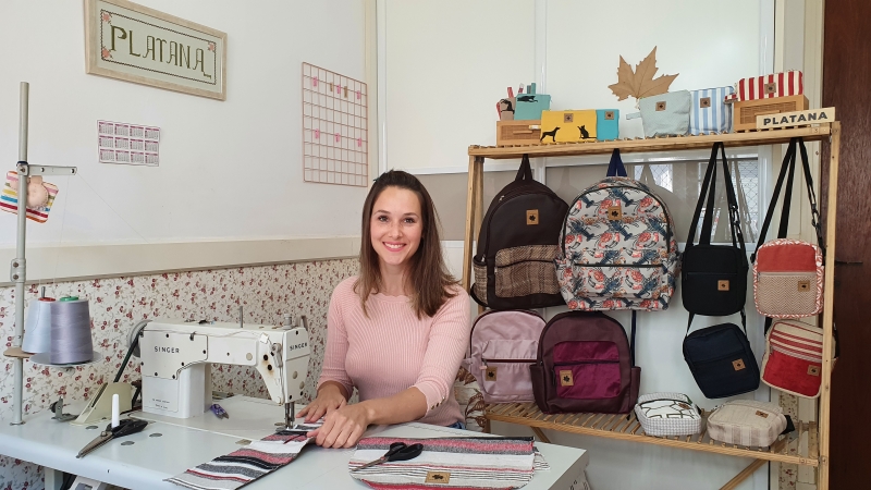 Larissa Nascimento é sócia da Platana Bag, marca de bolsas e mochilas artesanais de Porto Alegre feitas a partir de tecidos de descarte e que são vendidas pelas redes sociais  Foto: ARQUIVOPESSOAL/DIVULGAÇÃO/JC