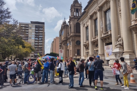 Protesto em frente ao  Palácio Piratini marca o Dia do Professor em Porto Alegre