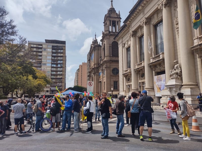 Em documento, educadores cobram que Leite se responsabilize por casos de Covid-19