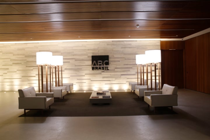 {'nm_midia_inter_thumb1':'https://www.jornaldocomercio.com/_midias/jpg/2020/10/16/206x137/1_abc_1_043-9166010.jpg', 'id_midia_tipo':'2', 'id_tetag_galer':'', 'id_midia':'5f89b8c8b19d1', 'cd_midia':9166010, 'ds_midia_link': 'https://www.jornaldocomercio.com/_midias/jpg/2020/10/16/abc_1_043-9166010.jpg', 'ds_midia': 'O Banco ABC tem opera&ccedil;&otilde;es no Rio Grande do Sul', 'ds_midia_credi': 'ABC Brasil/Divulga&ccedil;&atilde;o/JC', 'ds_midia_titlo': 'O Banco ABC tem opera&ccedil;&otilde;es no Rio Grande do Sul', 'cd_tetag': '1', 'cd_midia_w': '720', 'cd_midia_h': '480', 'align': 'Left'}