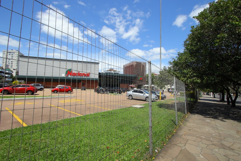 Terreno em frente à Praça da Encol hoje abriga supermercado Nacional