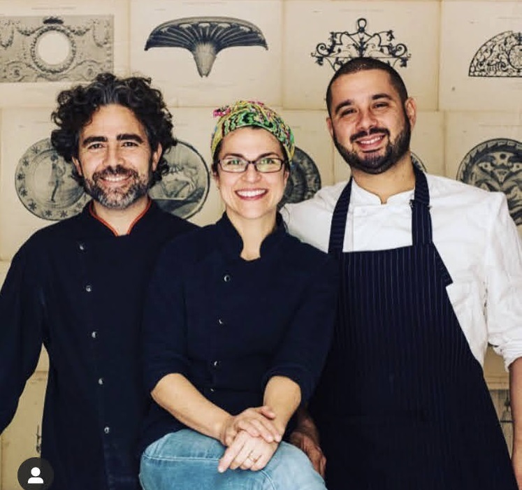 {'nm_midia_inter_thumb1':'https://www.jornaldocomercio.com/_midias/jpg/2020/10/18/206x137/1_gastronomia_chicafundo_fecha_jornal_do_comercio-9167389.jpeg', 'id_midia_tipo':'2', 'id_tetag_galer':'', 'id_midia':'5f8c35975851e', 'cd_midia':9167389, 'ds_midia_link': 'https://www.jornaldocomercio.com/_midias/jpg/2020/10/18/gastronomia_chicafundo_fecha_jornal_do_comercio-9167389.jpeg', 'ds_midia': 'Gastronomia - RESTAURANTE Chicafund&oacute; - fecha em casar&atilde;o na avenida Independ&ecirc;ncia - muda de endere&ccedil;o do antigo Chez Philippe - pandemia - take-away - na foto: (esquerda para a direita) - propriet&aacute;rios Matias Moreno (chef) e Elisa Prenna e Leonardo Xerez (chef) - pandemia - ', 'ds_midia_credi': 'LET&Iacute;CIA REMI&Atilde;O/DIVULGA&Ccedil;&Atilde;O/JC', 'ds_midia_titlo': 'Gastronomia - RESTAURANTE Chicafund&oacute; - fecha em casar&atilde;o na avenida Independ&ecirc;ncia - muda de endere&ccedil;o do antigo Chez Philippe - pandemia - take-away - na foto: (esquerda para a direita) - propriet&aacute;rios Matias Moreno (chef) e Elisa Prenna e Leonardo Xerez (chef) - pandemia - ', 'cd_tetag': '1', 'cd_midia_w': '747', 'cd_midia_h': '701', 'align': 'Left'}