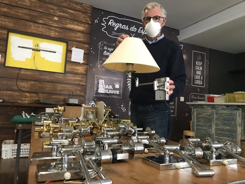 {'nm_midia_inter_thumb1':'https://www.jornaldocomercio.com/_midias/jpg/2020/10/18/206x137/1_img_4961-9167587.jpg', 'id_midia_tipo':'2', 'id_tetag_galer':'', 'id_midia':'5f8cac272f0e9', 'cd_midia':9167587, 'ds_midia_link': 'https://www.jornaldocomercio.com/_midias/jpg/2020/10/18/img_4961-9167587.jpg', 'ds_midia': 'Hotel Everest - fechamento - mobiliário à venda - últimas peças - Porto Alegre - hotelaria - serviços - hospedagem - detalhe de luminárias de metal para cabeceira - Julio Lovato, dono do Vemdetudo  - responsável pela organização dos materiais', 'ds_midia_credi': 'PATRÍCIA COMUNELLO /ESPECIAL/JC/', 'ds_midia_titlo': 'Hotel Everest - fechamento - mobiliário à venda - últimas peças - Porto Alegre - hotelaria - serviços - hospedagem - detalhe de luminárias de metal para cabeceira - Julio Lovato, dono do Vemdetudo  - responsável pela organização dos materiais', 'cd_tetag': '1', 'cd_midia_w': '800', 'cd_midia_h': '600', 'align': 'Left'}