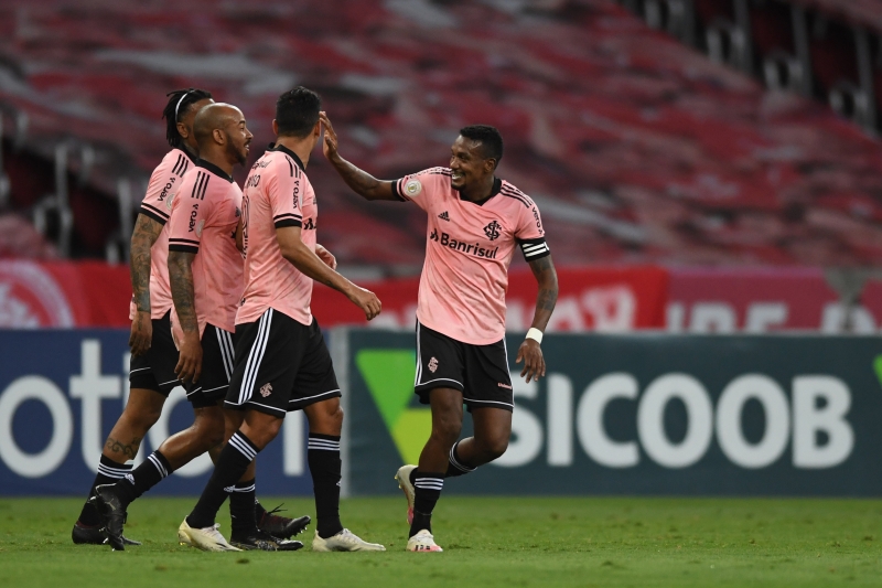 Edenilson marcou o primeiro gol da vitória colorada sobre os cariocas