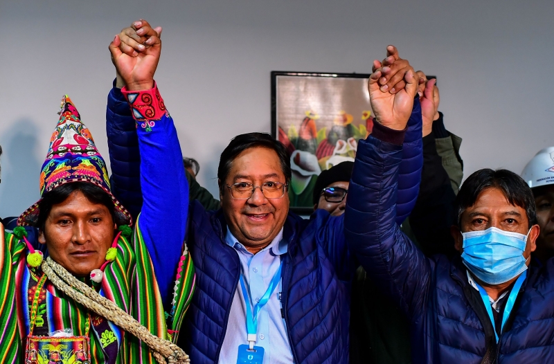 Arce (centro), que foi ministro de Evo Morales, obteve 52,4% dos votos, segundo levantamento