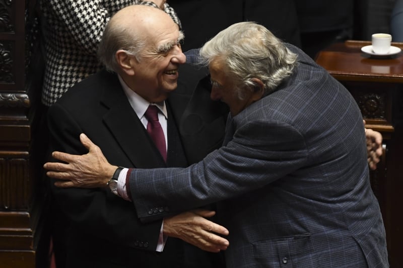 Sanguinetti e Mujica ignoraram os protocolos de saúde e se abraçaram 