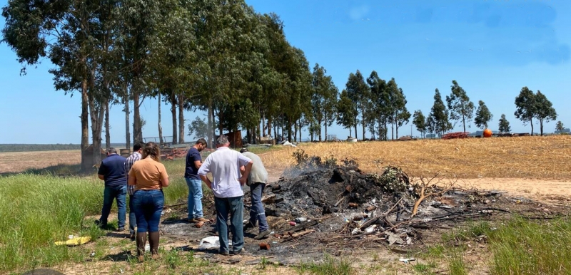 Fiscalização encontrou embalagens de agrotóxico sendo queimadas em Cacequi
