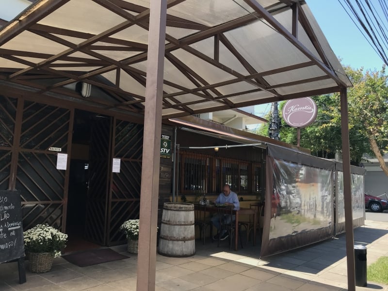 Restaurante no bairro Floresta instalou mesas e cobertura para ampliar opção a clientes