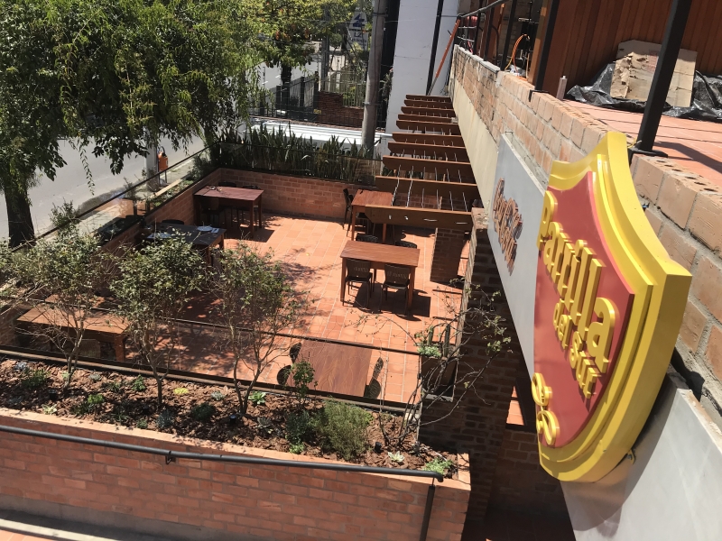 Uma das áreas foi instalada em frente à fachada e ao lado do acesso principal