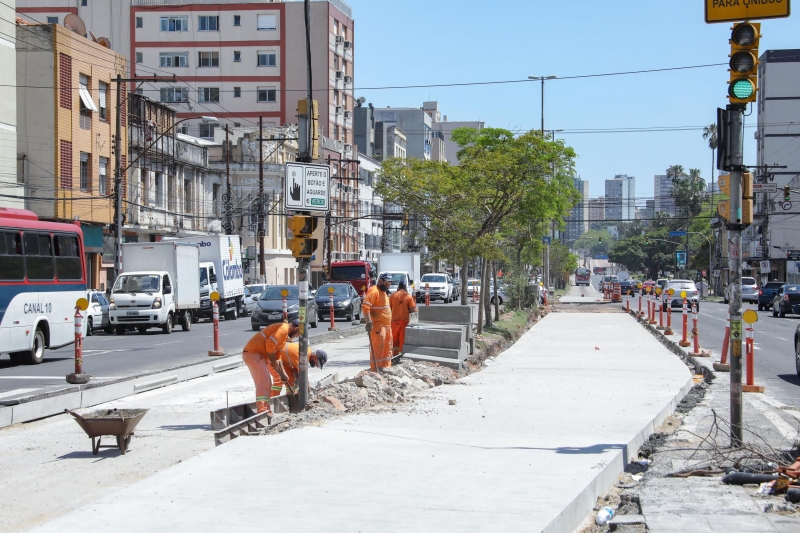 Cruzamento das duas avenidas estará bloqueado devido aos trabalhos de pavimentação