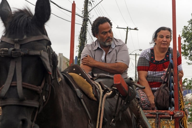 Casal Jorge Itamar da Silva e Elisabete Pereira tem quatro cavalos e resiste a se mudar para um apartamento