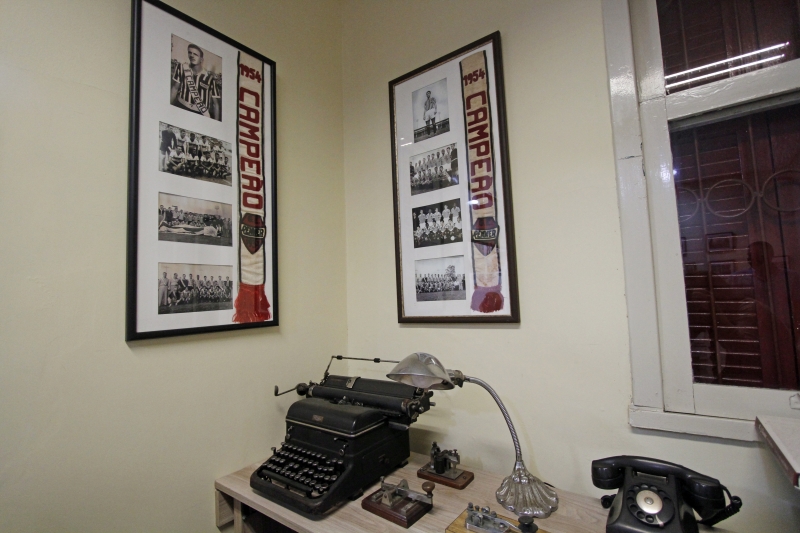 Memorial expõe fotografias, recortes de jornal e objetos como camisetas e bandeiras do time