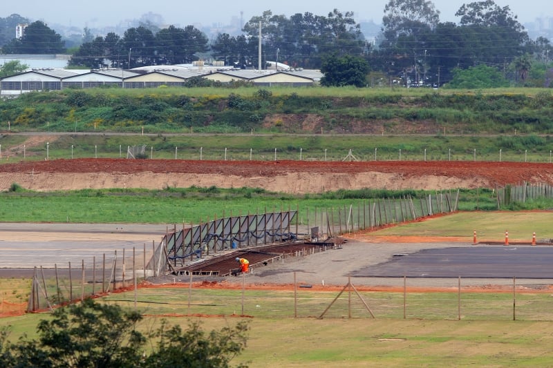 Fotos de obras na pista do Aeroporto Salgado Filho - Porto Alegre
