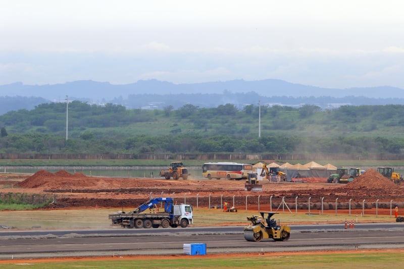 Fotos de obras na pista do Aeroporto Salgado Filho - Porto Alegre
