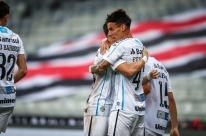 Mesmo com reservas, Grêmio vence de virada o Athletico-PR