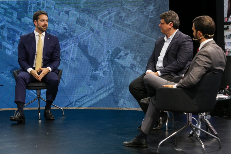 Governador Eduardo Leite e o ministro Tarcísio Gomes de Freitas durante o evento 